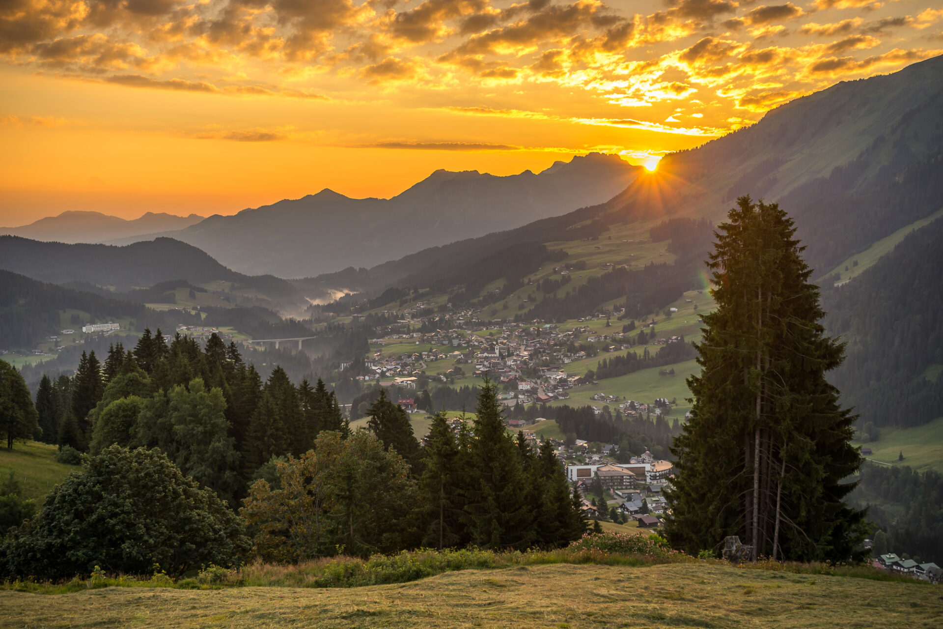 Herbst-Sonnenuntergang mit Ausblick über Riezlern im Kleinwalsertal